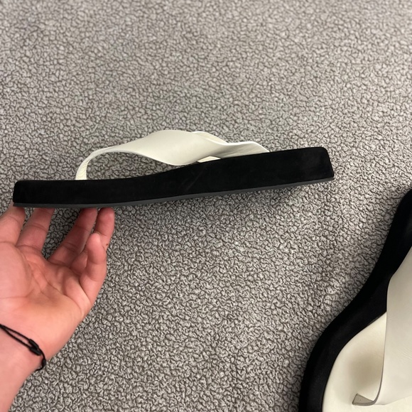 THE ROW Ginza two-tone leather and suede platform flip flops - Picture 8 of 12